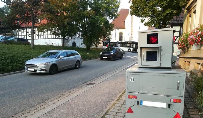 Schon 2017 sorgte „Sonja“ vor der Grundschule in Dürrn für langsamere Geschwindigkeiten. Nun ist der Blitzer wieder im Einsatz.