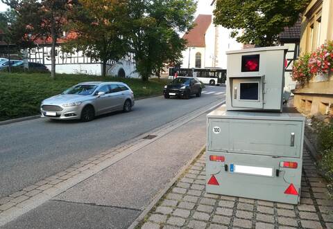 Schon 2017 sorgte „Sonja“ vor der Grundschule in Dürrn für langsamere Geschwindigkeiten. Nun ist der Blitzer wieder im Einsatz.