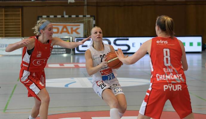 Sterne-Spielmacherin Stina Barnert setzt sich gegen Rebekka Kalaydjiev (links) und Jacobine Klerx von den ChemCats durch. Sterne-Spielmacherin Stina Barnert setzt sich gegen Rebekka Kalaydjiev (links) und Jacobine Klerx von den ChemCats durch.