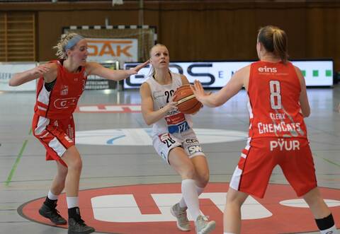 Sterne-Spielmacherin Stina Barnert setzt sich gegen Rebekka Kalaydjiev (links) und Jacobine Klerx von den ChemCats durch.