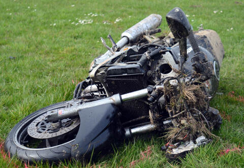 Der 51-jährige Motorradfahrer wurde bei dem Unfall lebensgefährlich verletzt.
