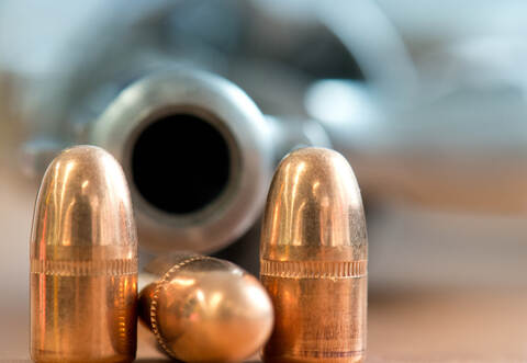 Die Polizisten entdeckten zwei geladene Schusswaffen im Fahrzeug des 23-Jährigen.