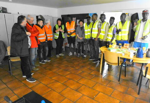 Verkehrswacht Pforzheim/Enzkreis, Arbeitskreis Asyl Straubenhardt und Polizeiposten Straubenhardt verbesserten die Verkehrssicherheit der Asylbewerber der Gemeinschaftsunterkunft im Holzbachtal.