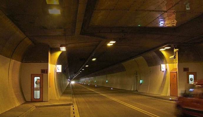 Im Meistern-Tunnel in Bad Wildbad ist ein herrenloser Anhänger im Gegenverkehr gegen einen BMW geprallt. Im Meistern-Tunnel in Bad Wildbad ist ein herrenloser Anhänger im Gegenverkehr gegen einen BMW geprallt.