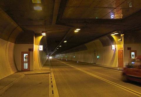 Im Meistern-Tunnel in Bad Wildbad ist ein herrenloser Anhänger im Gegenverkehr gegen einen BMW geprallt.