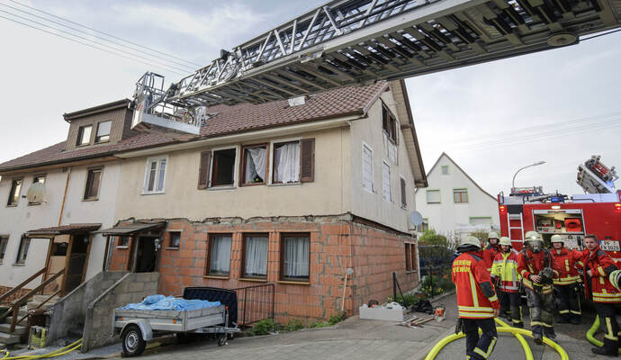 Unter Atemschutz drangen die Feuerwehrleute in das Haus an der Gräfenhäuserstraße ein – für einen Hund kam jedoch die Hilfe zu spät.