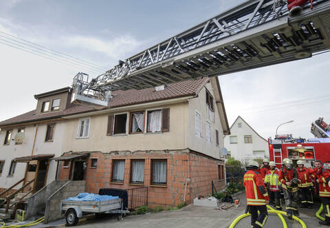 Unter Atemschutz drangen die Feuerwehrleute in das Haus an der Gräfenhäuserstraße ein – für einen Hund kam jedoch die Hilfe zu spät.