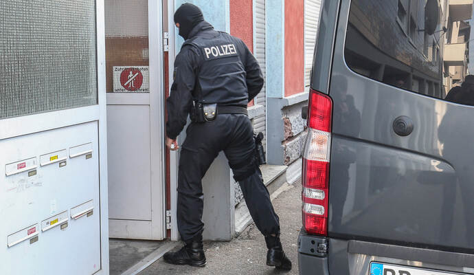 Razzia im Freudenhaus: An der Gymnasiumstraße in Pforzheim wurden in Zusammenhang mit einem Schlag der Bundespolizei gegen Menschenhändler diverse Terminwohnungen durchsucht.