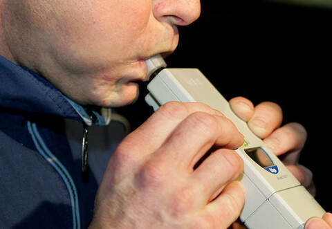 Ein Test ergab bei dem Mittfünfziger einen Atemalkohol von knapp über 1,8 Promille.