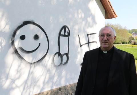 Die Fassungslosigkeit ins Gesicht geschrieben: Ersinger Pfarrer Thomas Ottmar Kuhn vor der verunstalteten Kapelle.