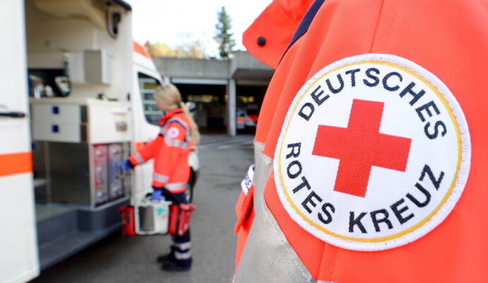 Der verletzte Mann wurde noch vor Ort behandelt und dann in ein Krankenhaus gebracht. Der verletzte Mann wurde noch vor Ort behandelt und dann in ein Krankenhaus gebracht.