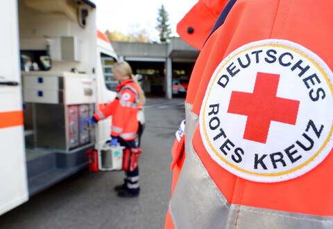 Der verletzte Mann wurde noch vor Ort behandelt und dann in ein Krankenhaus gebracht.