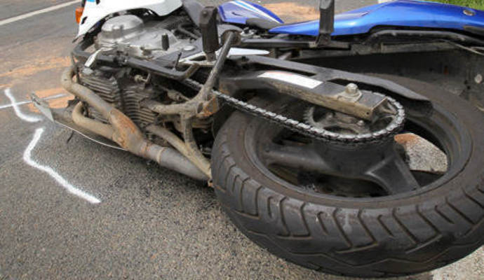 Symbolbild. Der Motorradfahrer kam beim Unfall zum Sturz und zog sich Schürfwunden und eine Prellung am Knie zu. Symbolbild. Der Motorradfahrer kam beim Unfall zum Sturz und zog sich Schürfwunden und eine Prellung am Knie zu.