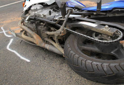 Symbolbild. Der Motorradfahrer kam beim Unfall zum Sturz und zog sich Schürfwunden und eine Prellung am Knie zu.