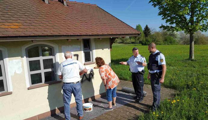 Ein Tag, nachdem die schlimmen Schmierereien an der Wendelinskapelle entdeckt wurden, sind sie wieder verschwunden. Ein Tag, nachdem die schlimmen Schmierereien an der Wendelinskapelle entdeckt wurden, sind sie wieder verschwunden.