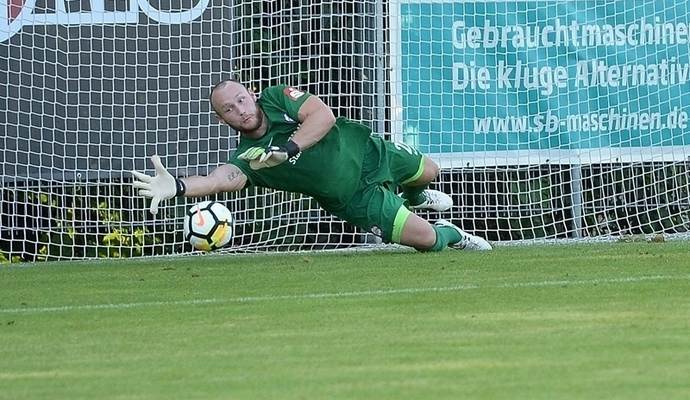 Nöttingens Torhüter Andreas Dups ließ zuerst ein Tor zu und machte dann seinen Kasten dicht – sehr zum verdruss der anstürmenden Villinger. 