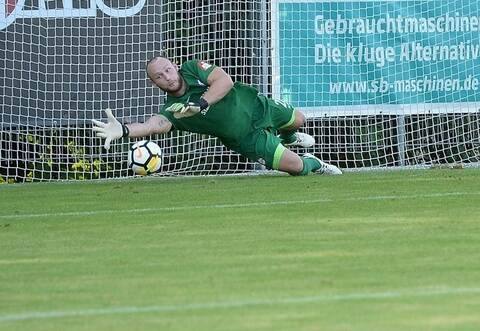 Nöttingens Torhüter Andreas Dups ließ zuerst ein Tor zu und machte dann seinen Kasten dicht – sehr zum verdruss der anstürmenden Villinger. 