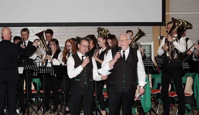 Als Gesangsduo begeisterten Udo Bertsch (Mitte) und Rainer Lapeta (rechts) bei der Polka „Böhmische Liebe“. Unterstützt wurden sie vom Musikverein Schömberg unter Leitung von Uwe Forstner.