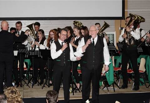 Als Gesangsduo begeisterten Udo Bertsch (Mitte) und Rainer Lapeta (rechts) bei der Polka „Böhmische Liebe“. Unterstützt wurden sie vom Musikverein Schömberg unter Leitung von Uwe Forstner.