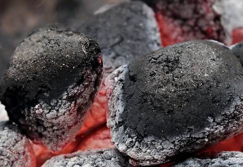 Der Besitzer hatte Grillkohle unter der Hecke verteilt. Diese hatte die Hecke vermutlich in Brand gesetzt.