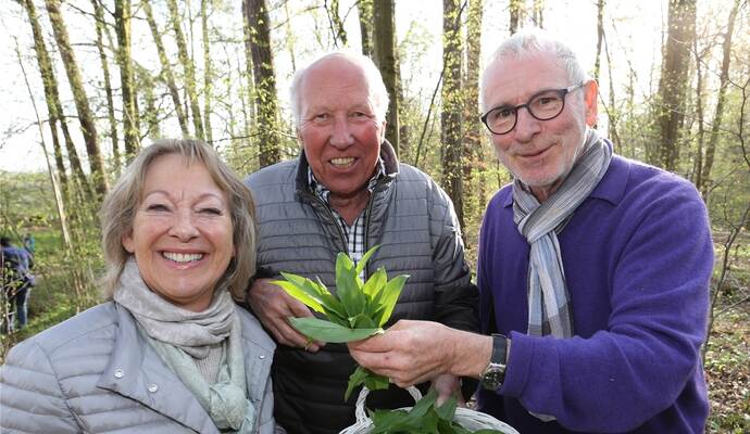 Viel Spaß bei der Bärlauchwanderung mit Roy Kieferle (rechts) im Jahr 2019 hatten unter anderem Ulla und Klaus Gallian aus Pforzheim.