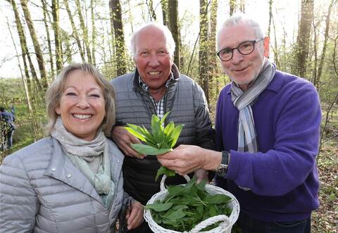 Viel Spaß bei der Bärlauchwanderung mit Roy Kieferle (rechts) im Jahr 2019 hatten unter anderem Ulla und Klaus Gallian aus Pforzheim.