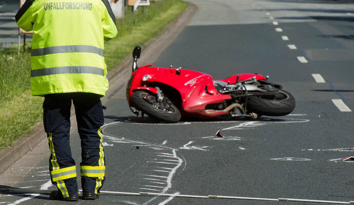 Warum der Motorradfahrer ohne äußere Einflüsse auf der B10 stürzte, ist noch nicht bekannt.