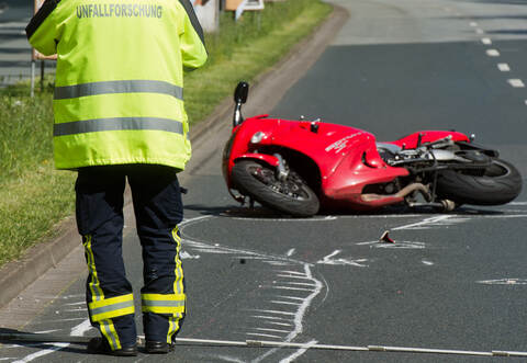 Warum der Motorradfahrer ohne äußere Einflüsse auf der B10 stürzte, ist noch nicht bekannt.