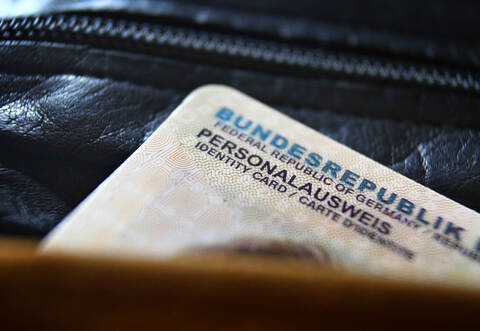 In seiner Vernehmung gab der 30-Jährige an, dass er die Papiere im Dark-Net gekauft habe.