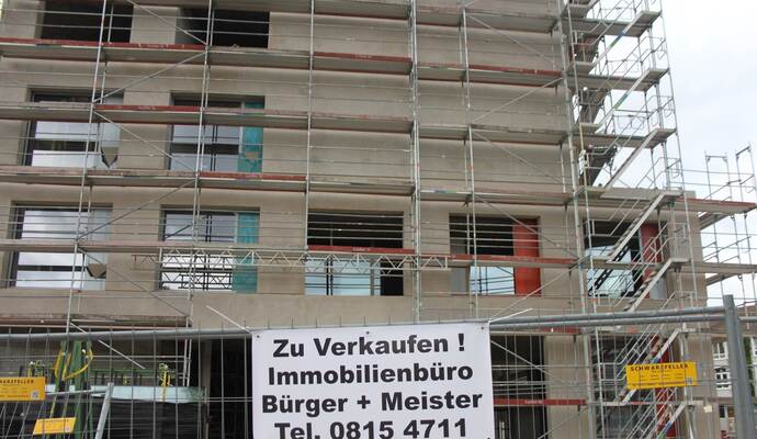 Zum Kauf beim Immobilienbüro „Bürger + Meister“ ausgeschrieben stand der Remchinger Rathausneubau im Rahmen eines Maischerzes.