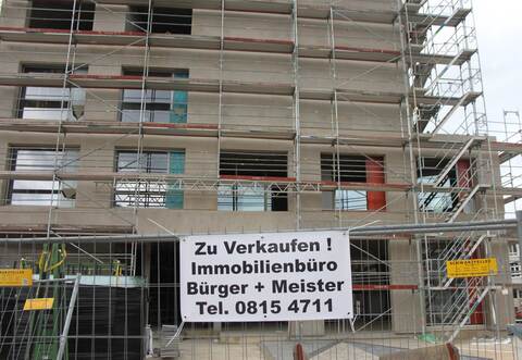 Zum Kauf beim Immobilienbüro „Bürger + Meister“ ausgeschrieben stand der Remchinger Rathausneubau im Rahmen eines Maischerzes.