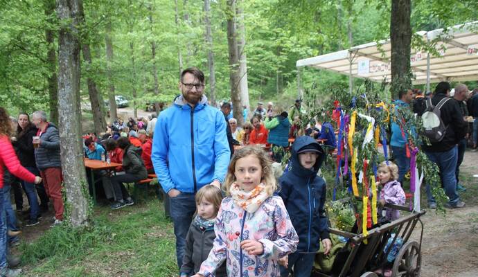 Feiern im Familienfestcharakter: Im Ranntal füllten sich die Tische und Bänke rund um die Große Eiche, wo der Turnverein Nöttingen bewirtete.