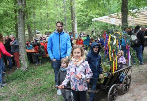 Feiern im Familienfestcharakter: Im Ranntal füllten sich die Tische und Bänke rund um die Große Eiche, wo der Turnverein Nöttingen bewirtete.