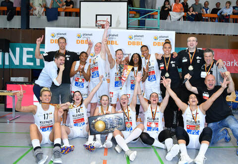 Sie haben allen Grund zum Jubeln: Die Basketballerinnen aus Keltern sind deutscher Meister!