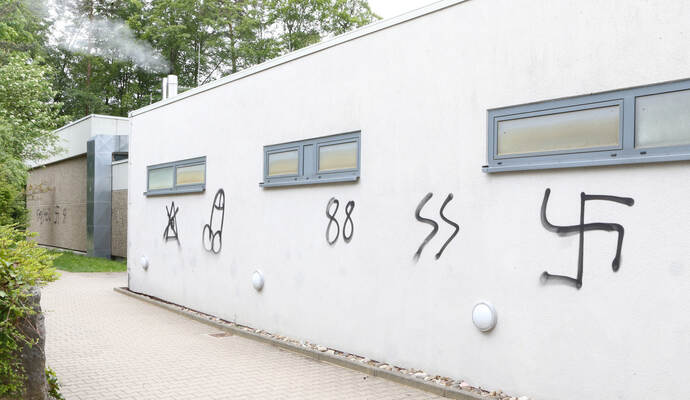Diese Schmierereien an der Otto-Riehm-Schule in Ispringen könnten laut Polizei von den gleichen Tätern stammen, die auch die Wendelins- und Antoniuskapelle in Ersingen besudelt haben.