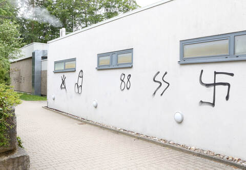 Diese Schmierereien an der Otto-Riehm-Schule in Ispringen könnten laut Polizei von den gleichen Tätern stammen, die auch die Wendelins- und Antoniuskapelle in Ersingen besudelt haben.