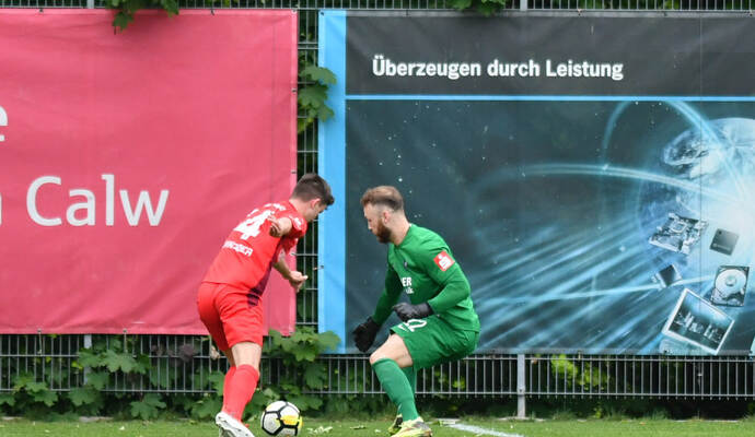Als Andreas Dups (rechts) hastig sein Tor verließ, traf Raphael Schneider für die Reutlinger. Am Ende unterlag der FC Nöttingen mit 3:4.