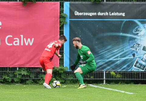 Als Andreas Dups (rechts) hastig sein Tor verließ, traf Raphael Schneider für die Reutlinger. Am Ende unterlag der FC Nöttingen mit 3:4.