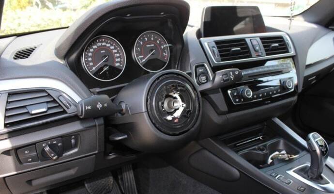 So sieht es aus, wenn professionelle Autoknacker ein Lenkrad abmontieren. So sieht es aus, wenn professionelle Autoknacker ein Lenkrad abmontieren.