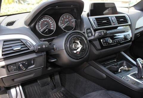 So sieht es aus, wenn professionelle Autoknacker ein Lenkrad abmontieren.