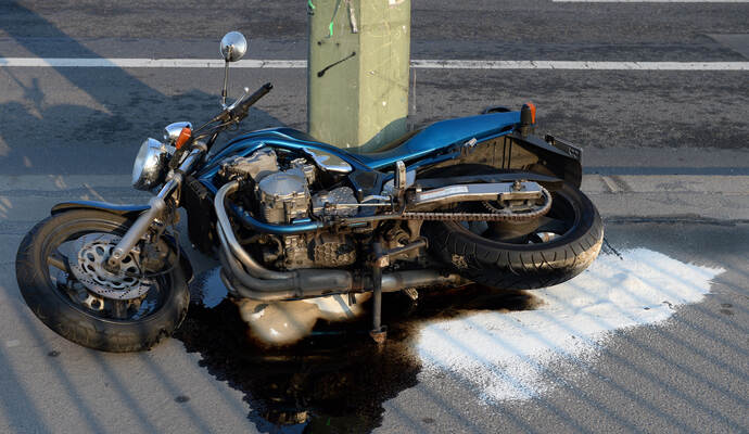 Der Motorradfahrer wollte dern Golf vor ihm überholen. In diesem Moment bog der Autofahrer links ab. Foto: Symbolbild