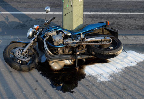 Der Motorradfahrer wollte dern Golf vor ihm überholen. In diesem Moment bog der Autofahrer links ab. Foto: Symbolbild