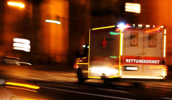 Der schwer verletzte Rentner wurde nach dem Unfall in Calw in ein Krankenhaus gebracht. Der schwer verletzte Rentner wurde nach dem Unfall in Calw in ein Krankenhaus gebracht.