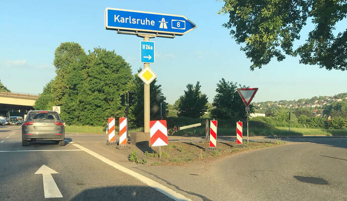 Komplett umgeknickt und nicht mehr funktionstüchtig: Die Ampel unterhalb des A8-Schildes an der Anschlussstelle Pforzheim-Ost. Komplett umgeknickt und nicht mehr funktionstüchtig: Die Ampel unterhalb des A8-Schildes an der Anschlussstelle Pforzheim-Ost.