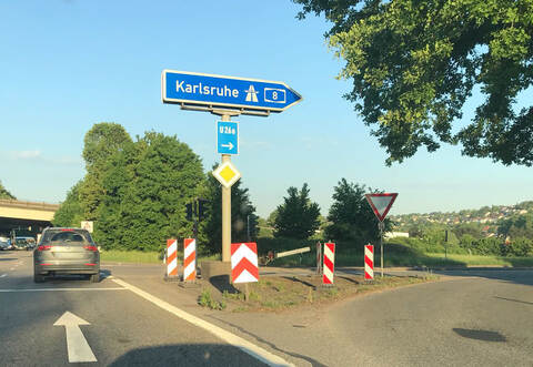 Komplett umgeknickt und nicht mehr funktionstüchtig: Die Ampel unterhalb des A8-Schildes an der Anschlussstelle Pforzheim-Ost.