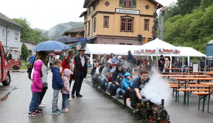 Trotz des Regens lassen die Pforzheimer Eisenbahnfreunde ihr Dampfbähnle vor dem Weißensteiner Bahnhof beim Vatertagsfest unter Volldampf fahren. Und nicht nur die Kleinsten haben ihre Freude daran. Trotz des Regens lassen die Pforzheimer Eisenbahnfreunde ihr Dampfbähnle vor dem Weißensteiner Bahnhof beim Vatertagsfest unter Volldampf fahren. Und nicht nur die Kleinsten haben ihre Freude daran.