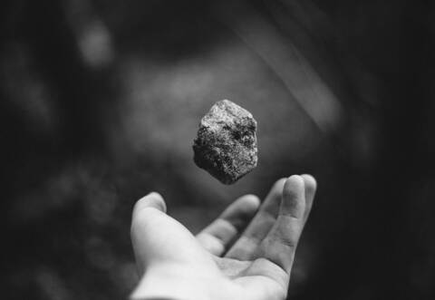 Die jungen Männer warfen mit faustgroßen Steinen nach den Autos.