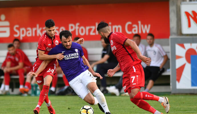 Der FC Nöttingen mit Eray Gür stemmte sich gegen den Bahlinger SC mit Ergi Alihoxha (links) vergebens gegen die Niederlage. Als zweifacher Torschütze war Yannick Häringer (rechts) letztlich der entscheidende Mann im Panoramastadion.