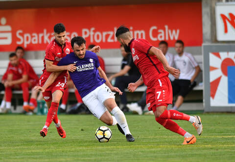 Der FC Nöttingen mit Eray Gür stemmte sich gegen den Bahlinger SC mit Ergi Alihoxha (links) vergebens gegen die Niederlage. Als zweifacher Torschütze war Yannick Häringer (rechts) letztlich der entscheidende Mann im Panoramastadion.