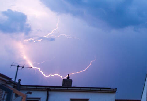 In Simmersfeld hat ein Blitzschlag einen Schwelbrand verursacht.